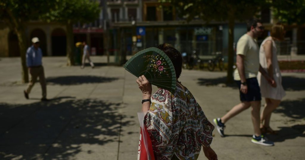 Як правильно пити воду в спеку: продукти та напої, які рятують від зневоднення організму